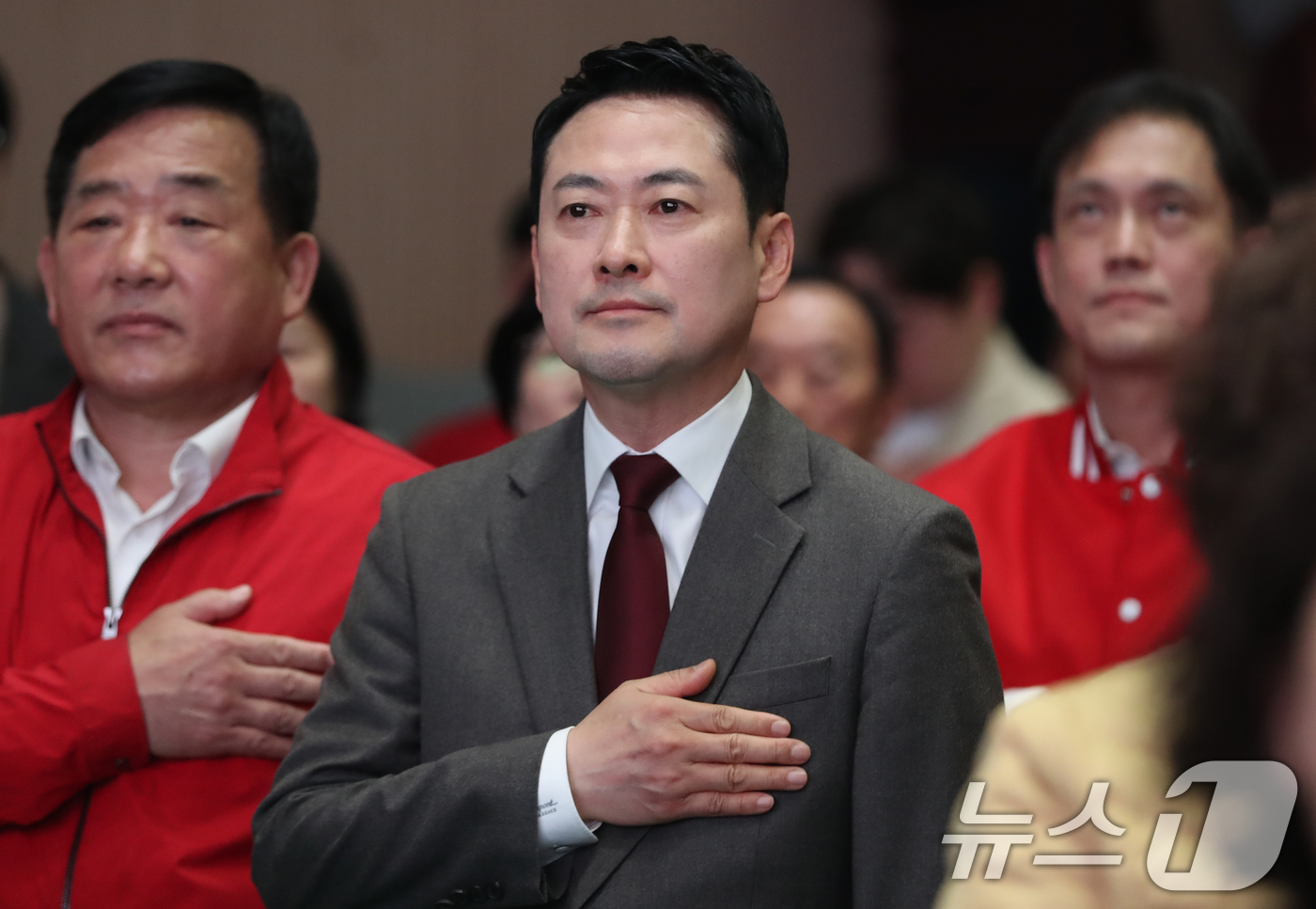 (울산=뉴스1) 조민주 기자 = 장동혁 국민의힘 대표가 20일 울산 남구 종하이노베이션센터에서 열린 국민의힘 울산시당 지방선거 출마예정자 정견 발표회에 참석해 국기에 경례를 하고 …