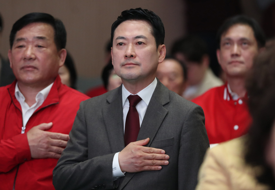 국기에 경례하는 장동혁