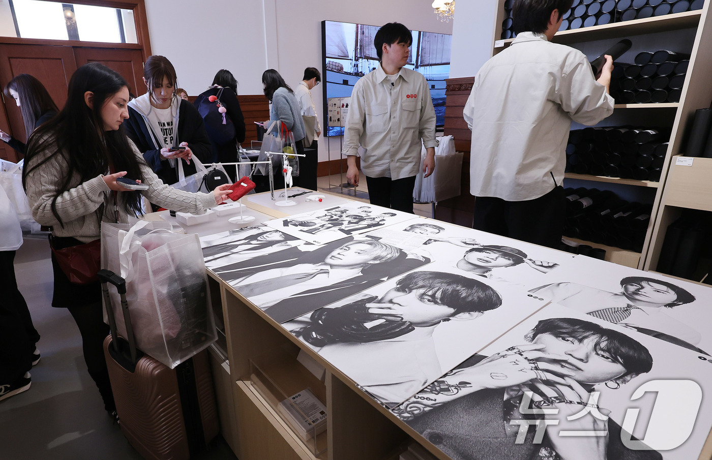 (서울=뉴스1) 박지혜 기자 = 20일 서울 중구 신세계백화점 본점 헤리티지 뮤지엄에 마련된 ‘BTS POP-UP : ARIRANG’에서 아미(ARMY·팬덤명)들이 굿즈를 살펴보고 …