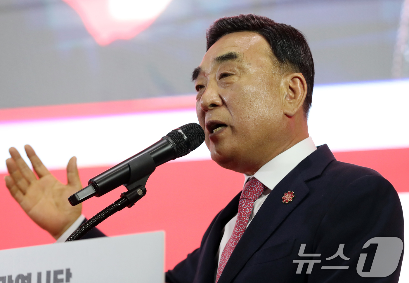 (울산=뉴스1) 조민주 기자 = 김두겸 울산시장이 20일 울산 남구 종하이노베이션센터에서 열린 국민의힘 울산시당 지방선거 출마예정자 정견 발표회에 참석해 인사말을 하고 있다. 20 …