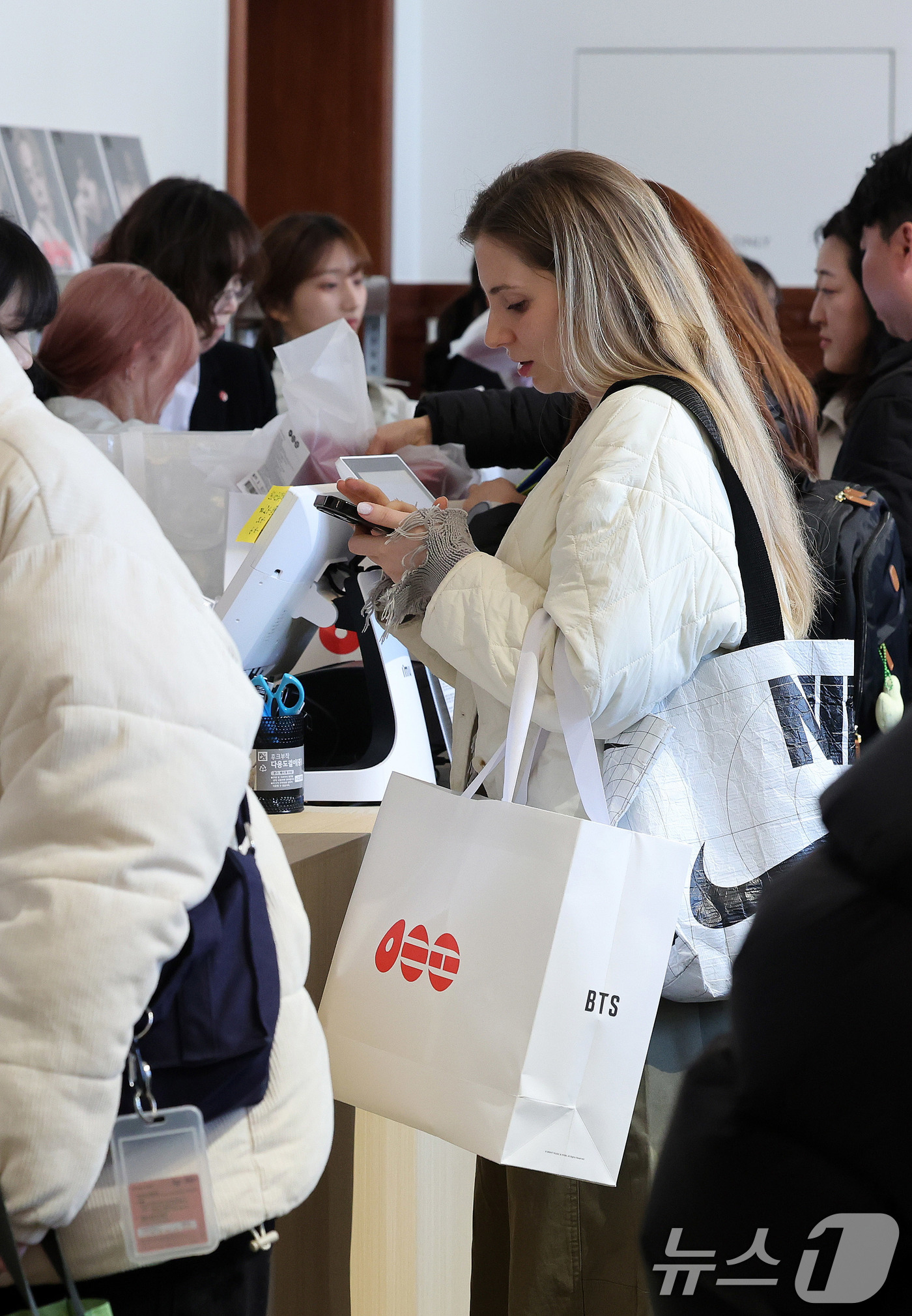(서울=뉴스1) 박지혜 기자 = 20일 서울 중구 신세계백화점 본점 헤리티지 뮤지엄에 마련된 ‘BTS POP-UP : ARIRANG’에서 아미(ARMY·팬덤명)들이 굿즈를 구입하고 …