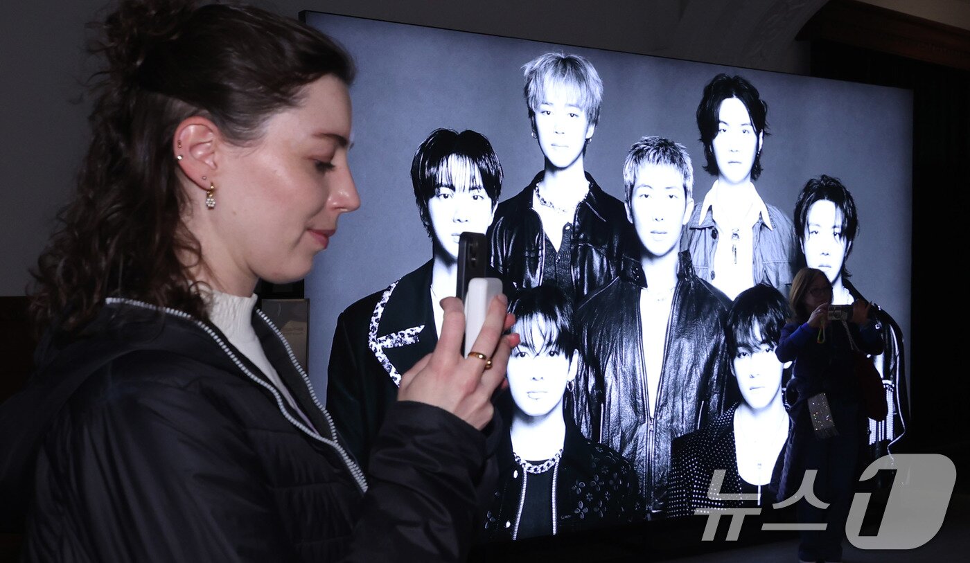 본문 이미지 - 20일 서울 중구 신세계백화점 본점 헤리티지 뮤지엄에 마련된 ‘BTS POP-UP : ARIRANG’에서 아미(ARMY·팬덤명)들이 기념 촬영을 하고 있다.  2026.3.20 ⓒ 뉴스1 박지혜 기자