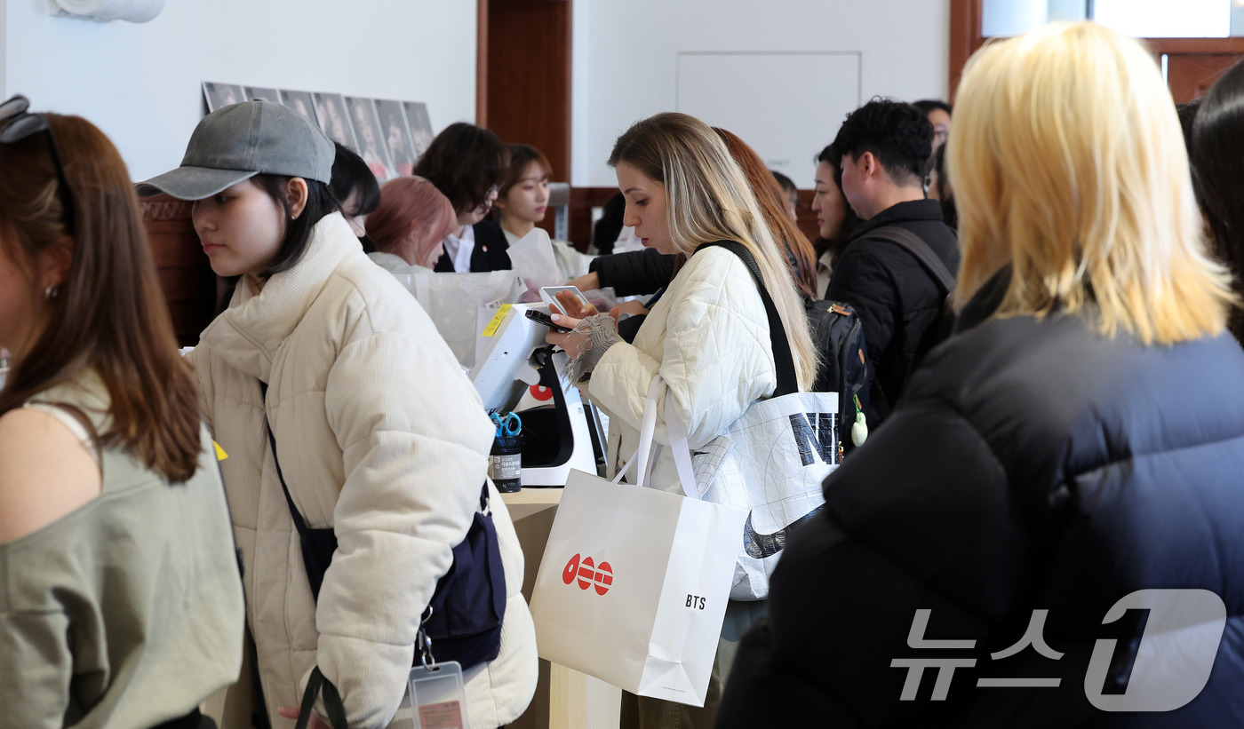 (서울=뉴스1) 박지혜 기자 = 20일 서울 중구 신세계백화점 본점 헤리티지 뮤지엄에 마련된 ‘BTS POP-UP : ARIRANG’에서 아미(ARMY·팬덤명)들이 굿즈를 구입하고 …