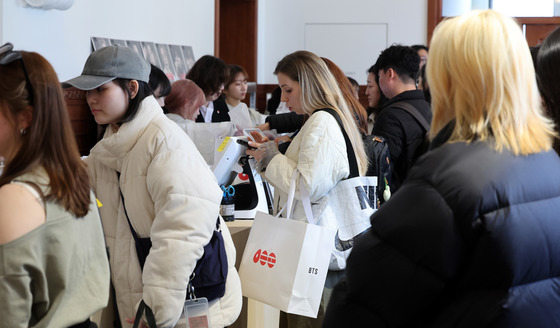 26만 '아미' 지갑 열렸다