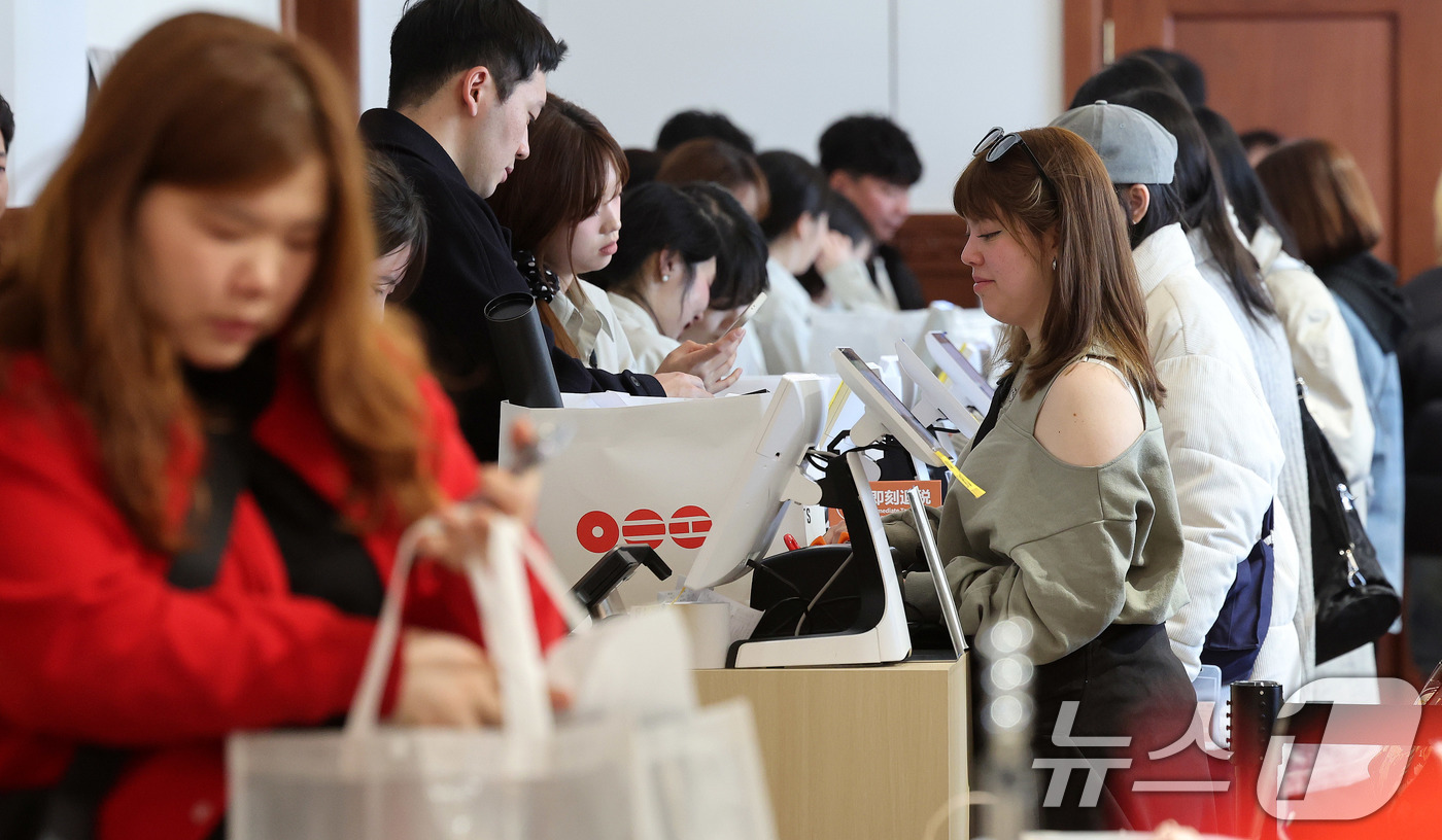 (서울=뉴스1) 박지혜 기자 = 20일 서울 중구 신세계백화점 본점 헤리티지 뮤지엄에 마련된 ‘BTS POP-UP : ARIRANG’에서 아미(ARMY·팬덤명)들이 굿즈를 구입하고 …