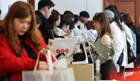 지갑 여는 아미들