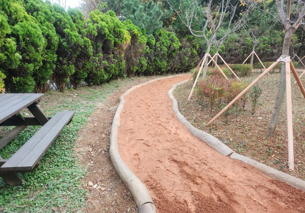서산시, 맨발 황톳길 5곳 운영…“9개월간 힐링 산책로 제공”