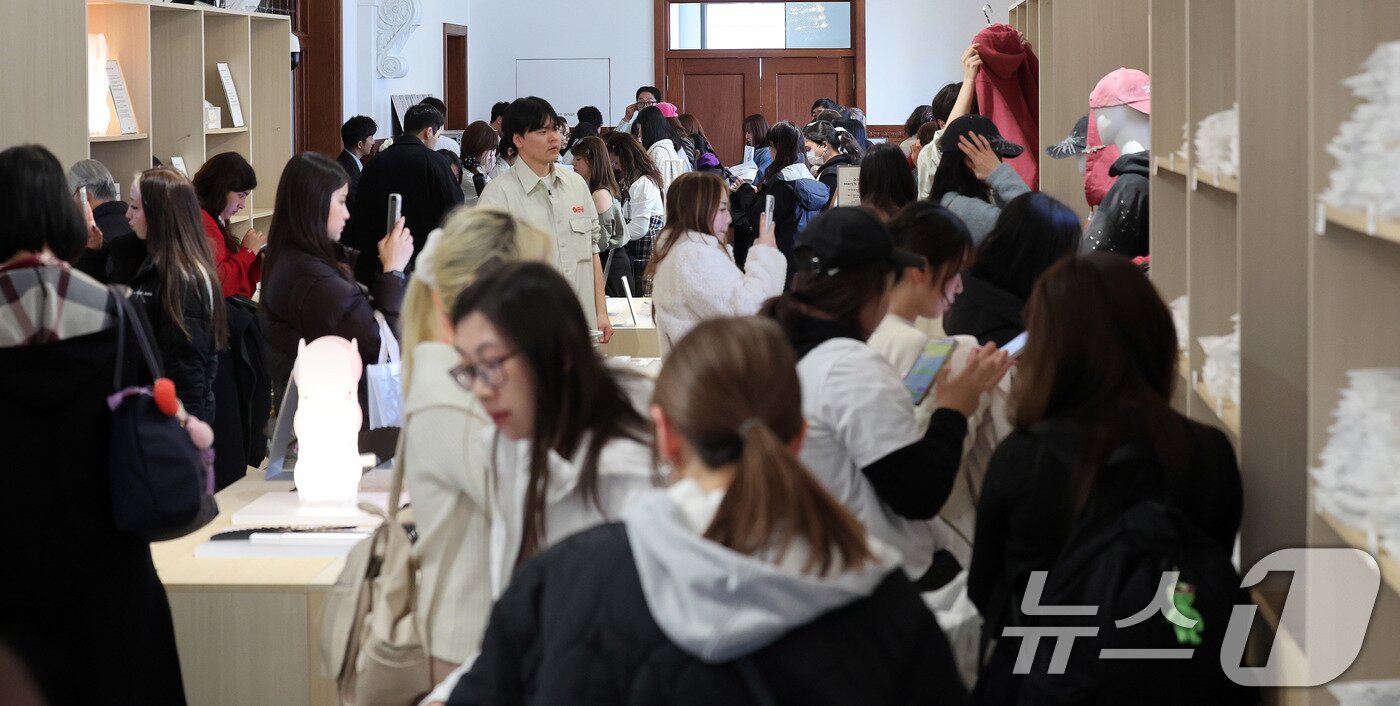 본문 이미지 - 서울 중구 신세계백화점 본점 헤리티지 뮤지엄에 마련된 ‘BTS POP-UP : ARIRANG’에서 아미(ARMY·팬덤명)들이 굿즈를 살펴보고 있다.  2026.3.20 ⓒ 뉴스1 박지혜 기자