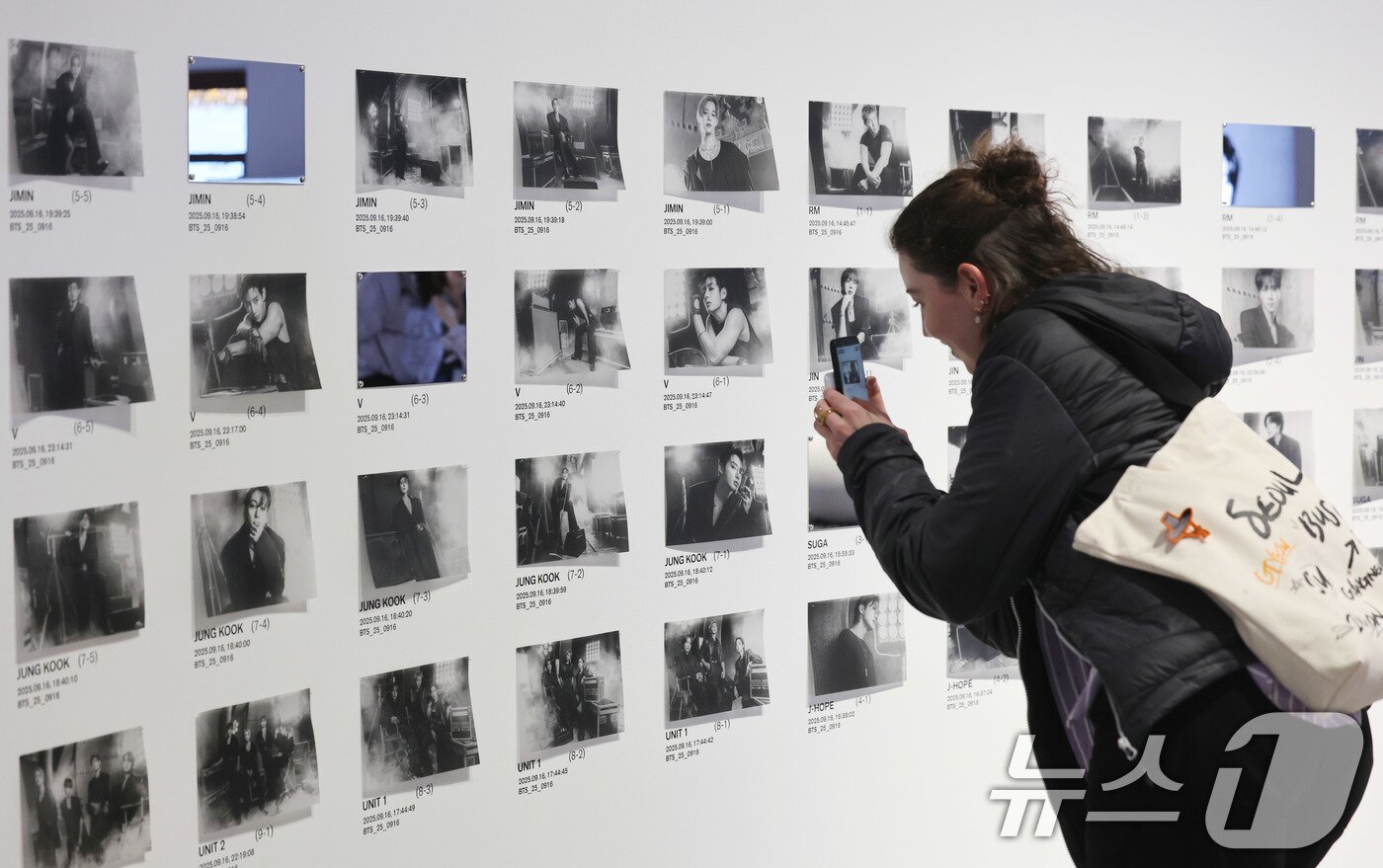 본문 이미지 - 20일 서울 중구 신세계백화점 본점 헤리티지 뮤지엄에 마련된 ‘BTS POP-UP : ARIRANG’에서 외국인 관광객들이 전시를 둘러보고 있다.  2026.3.20 ⓒ 뉴스1 박지혜 기자