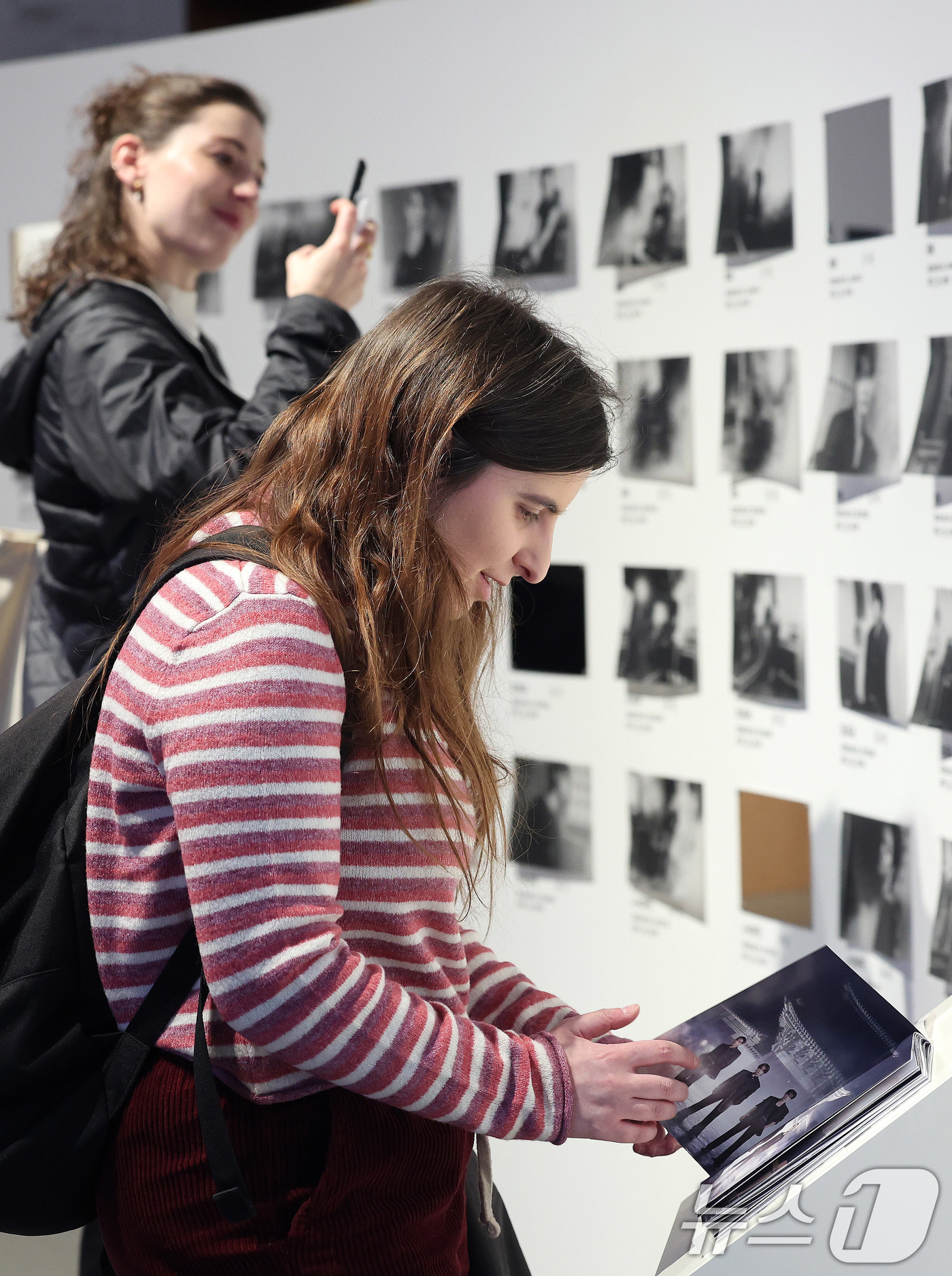 (서울=뉴스1) 박지혜 기자 = 20일 서울 중구 신세계백화점 본점 헤리티지 뮤지엄에 마련된 ‘BTS POP-UP : ARIRANG’에서 외국인 관광객들이 전시를 둘러보고 있다.신 …