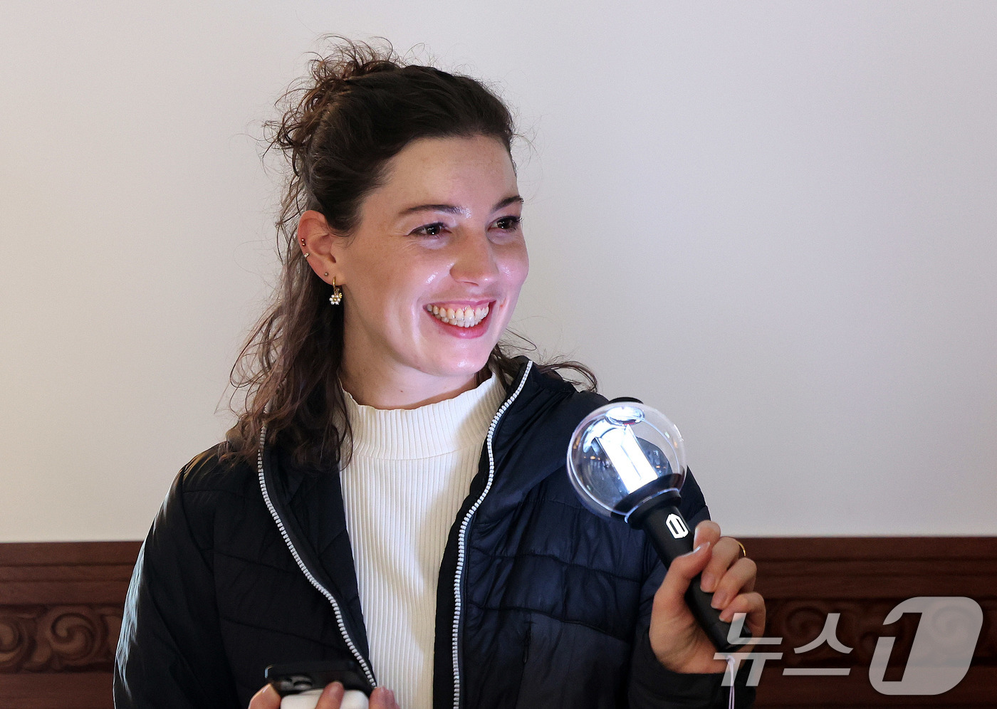 (서울=뉴스1) 박지혜 기자 = 20일 서울 중구 신세계백화점 본점 헤리티지 뮤지엄에 마련된 ‘BTS POP-UP : ARIRANG’에서 아미(ARMY·팬덤명)가 전시를 둘러보며 …