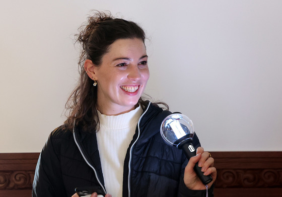 아미밤 들고 미소 짓는 아미