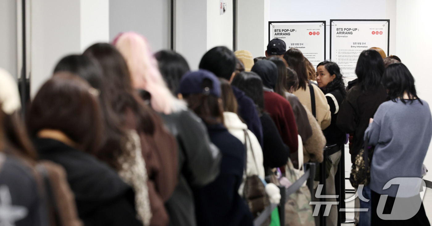 (서울=뉴스1) 박지혜 기자 = 20일 서울 중구 신세계백화점 본점 헤리티지 뮤지엄에 마련된 ‘BTS POP-UP : ARIRANG’에서 아미(ARMY·팬덤명)들이 입장하기 위해 …