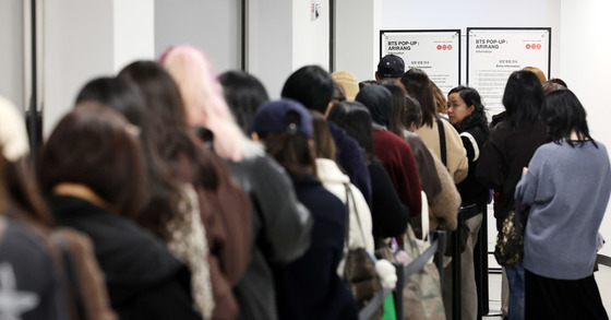 길게 늘어선 BTS 팝업 대기줄