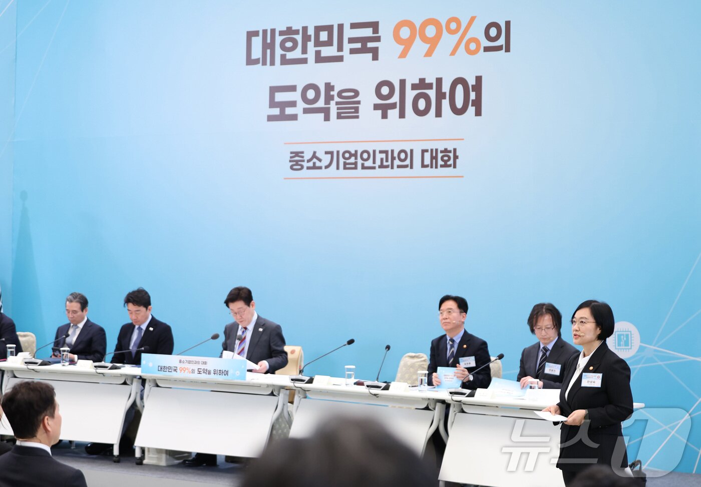 본문 이미지 - 한성숙 중소벤처기업부 장관이 20일 청와대에서 열린 중소기업인과의 대화에서 '혁신 중소기업이 만드는 강한 대한민국'을 주제로 발표하고 있다. 2026.3.20 ⓒ 뉴스1 허경 기자