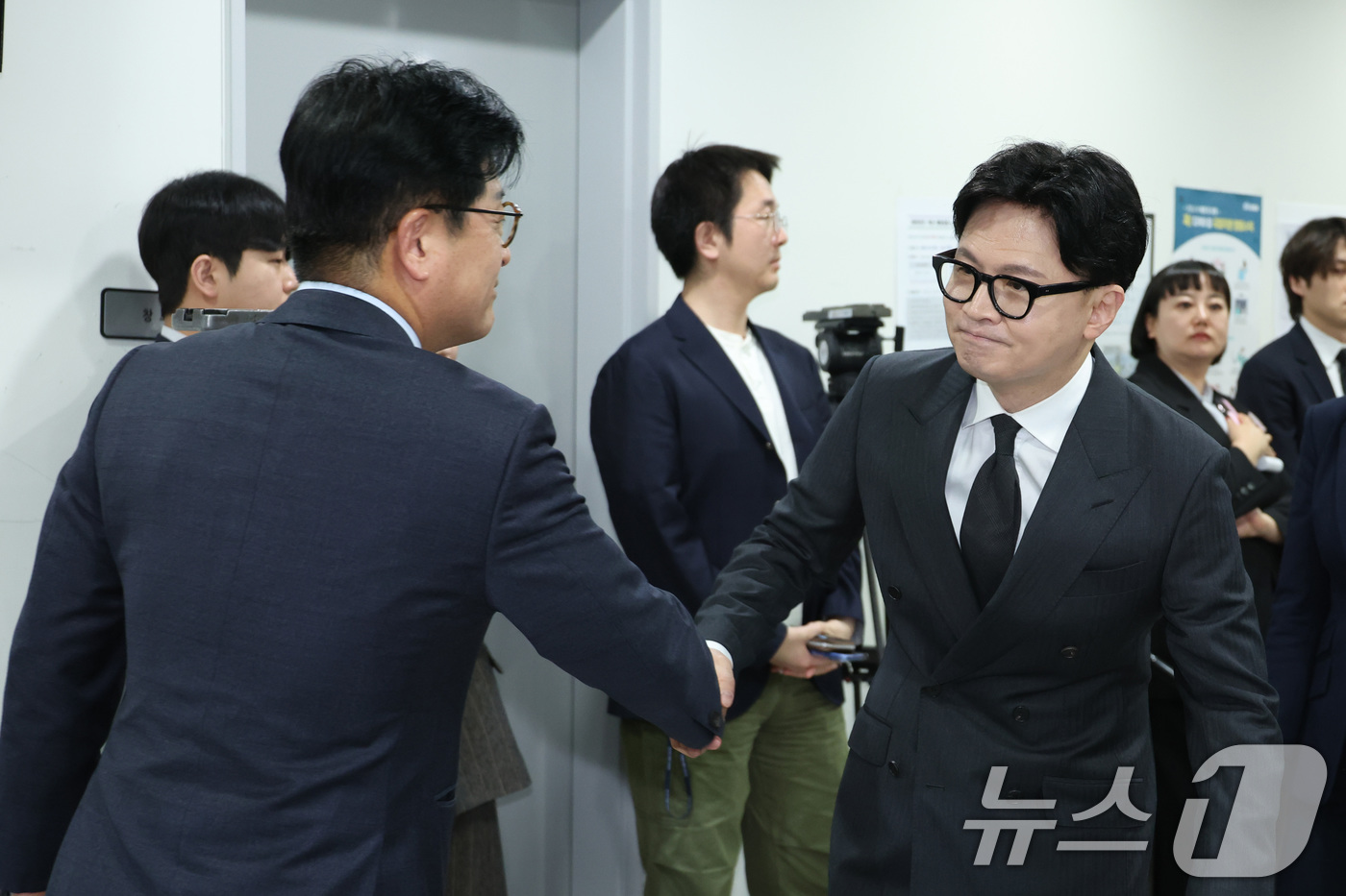 (서울=뉴스1) 신웅수 기자 = 한동훈 전 국민의힘 대표가 20일 서울 여의도 국회 소통관에서 열린 김종혁 전 최고위원의 가처분 승소 관련 기자회견에서 김 전 최고위원과 인사하고 …