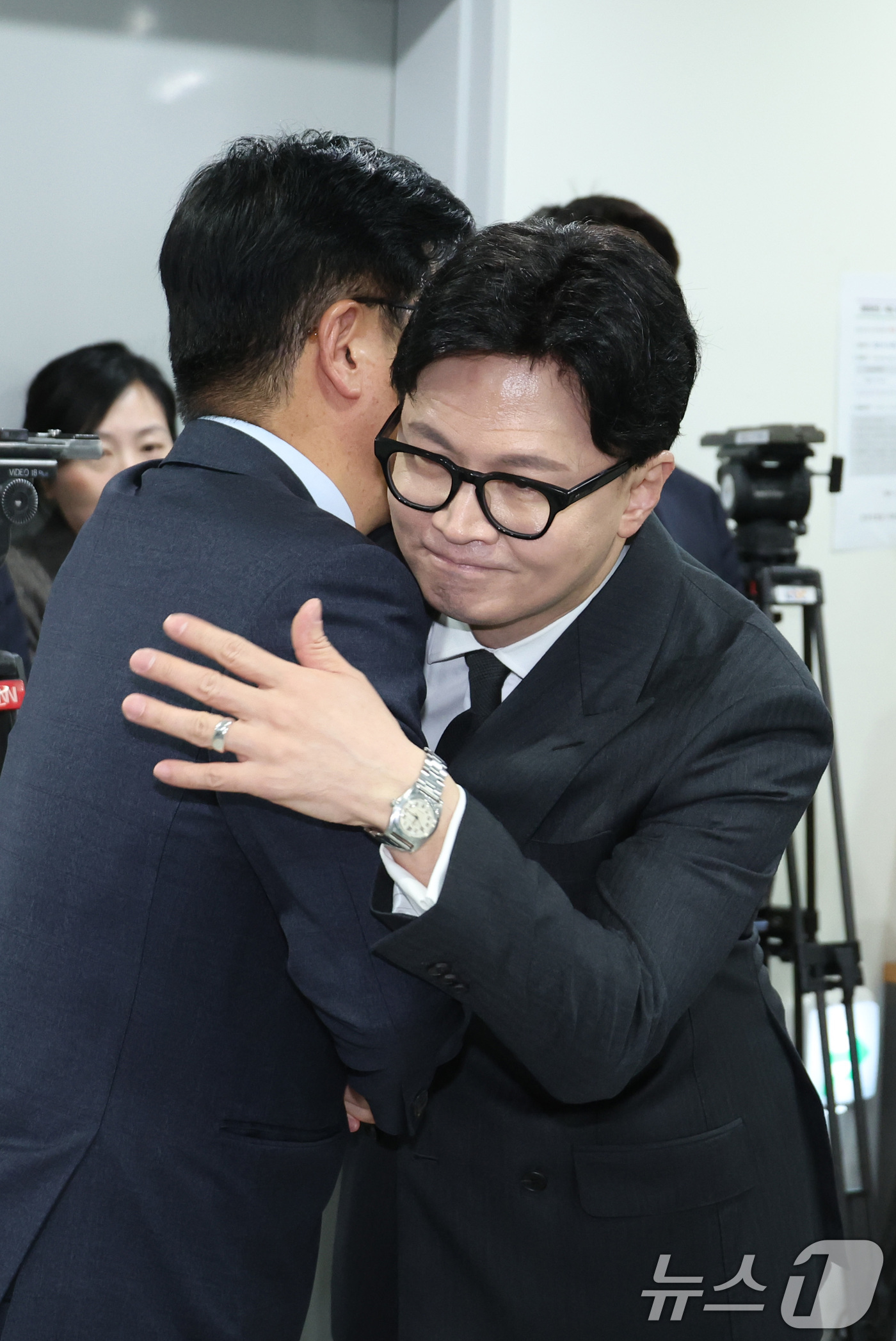 (서울=뉴스1) 신웅수 기자 = 한동훈 전 국민의힘 대표가 20일 서울 여의도 국회 소통관에서 열린 김종혁 전 최고위원의 가처분 승소 관련 기자회견에서 김 전 최고위원과 인사하고 …