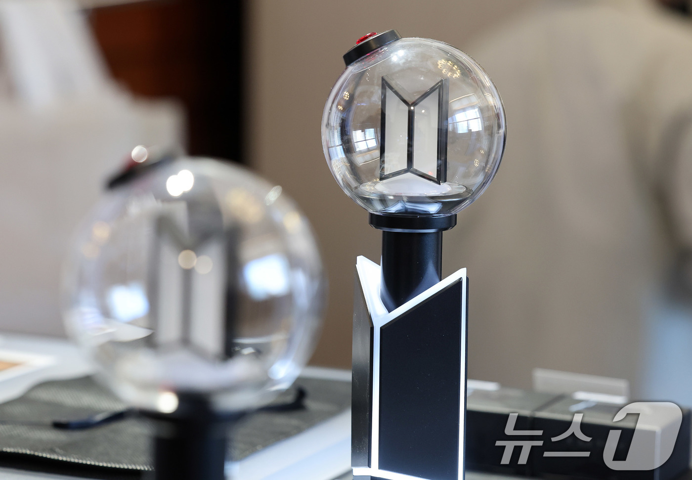 (서울=뉴스1) 박지혜 기자 = 20일 서울 중구 신세계백화점 본점 헤리티지 뮤지엄에 마련된 ‘BTS POP-UP : ARIRANG’에 아미밤 4세대가 진열돼 있다.신세계백화점은 …