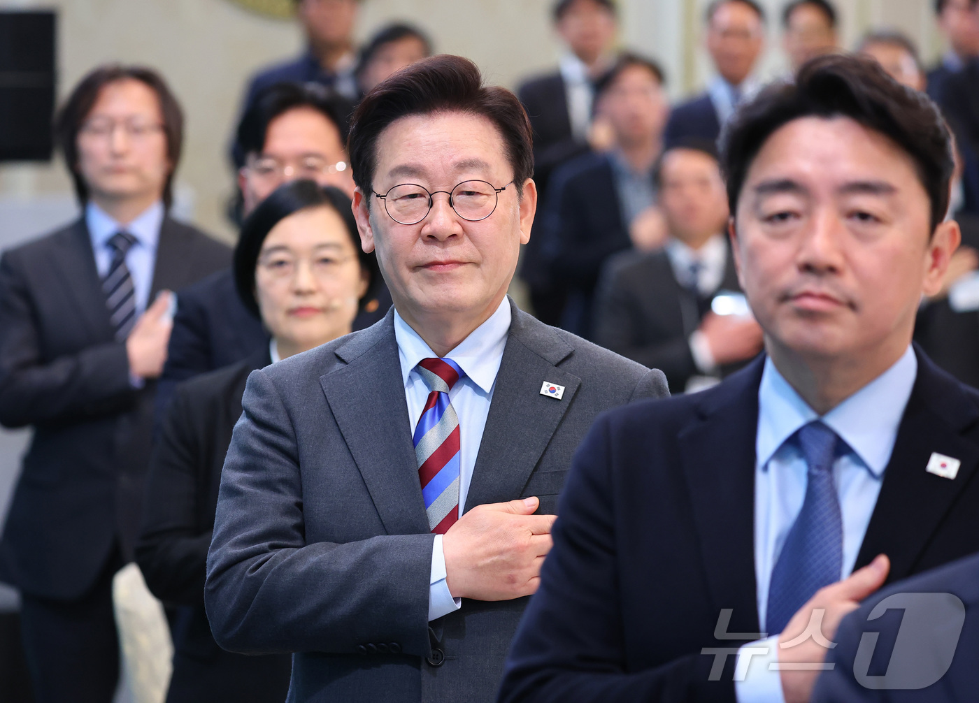 (서울=뉴스1) 허경 기자 = 이재명 대통령이 20일 청와대에서 열린 중소기업인과의 대화에서 국민의례를 하고 있다. 2026.3.20/뉴스1