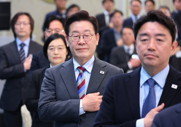 국민의례하는 이재명 대통령