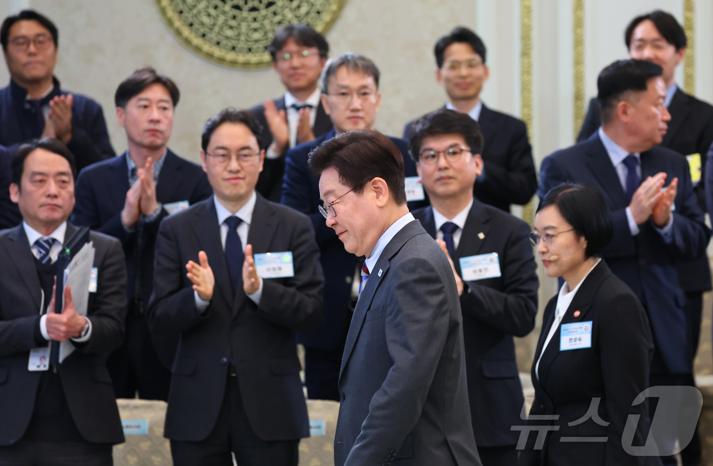 (서울=뉴스1) 허경 기자 = 이재명 대통령이 20일 청와대에서 열린 중소기업인과의 대화에 입장하고 있다. 2026.3.20/뉴스1