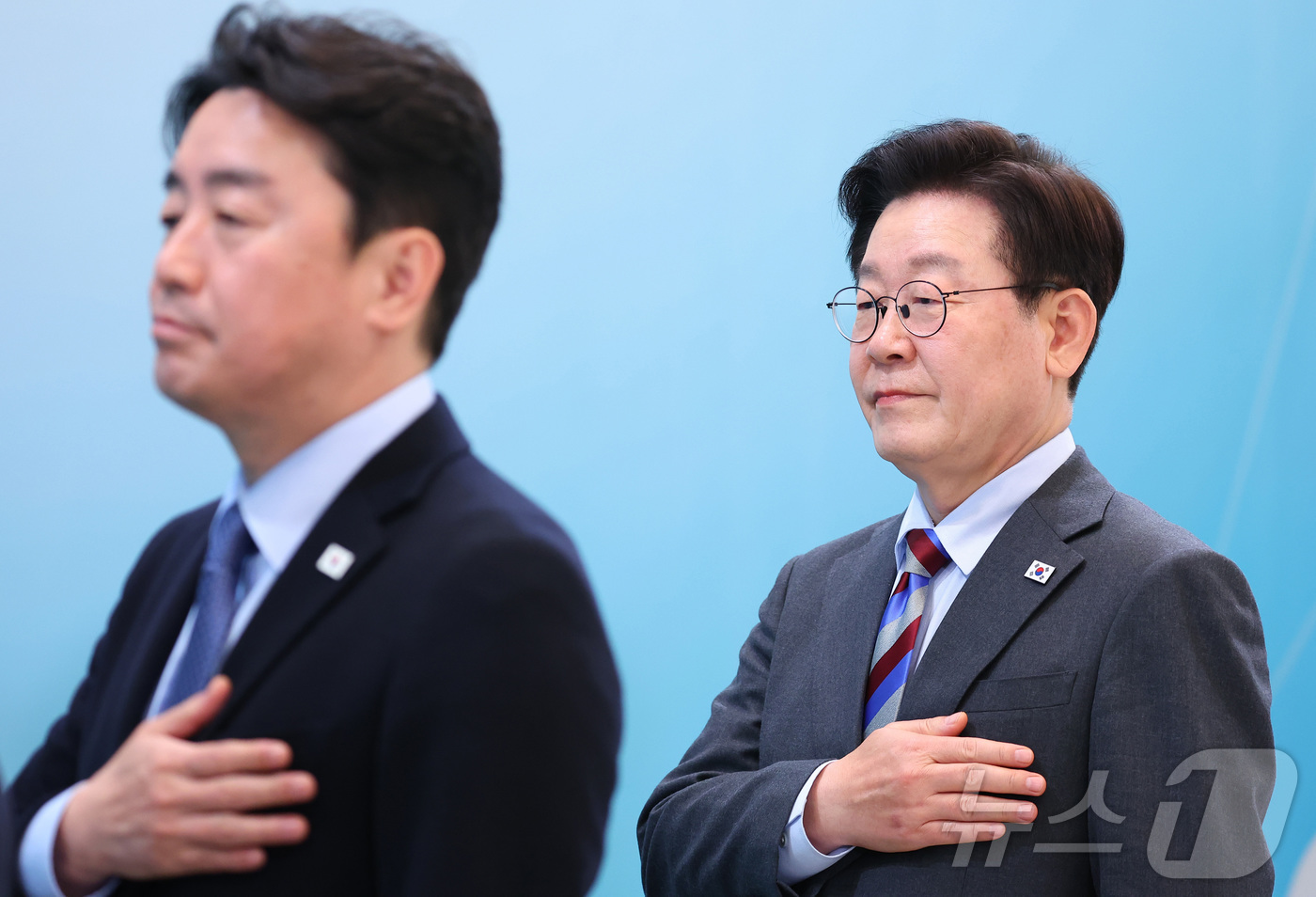 (서울=뉴스1) 허경 기자 = 이재명 대통령이 20일 청와대에서 열린 중소기업인과의 대화에서 국민의례를 하고 있다. 2026.3.20/뉴스1