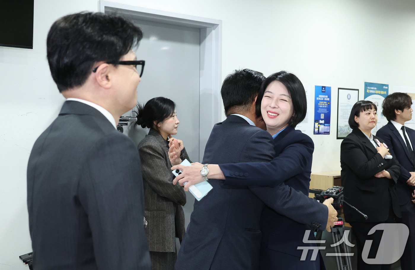 (서울=뉴스1) 신웅수 기자 = 배현진 국민의힘 의원이 20일 서울 여의도 국회 소통관에서 김종혁 전 최고위원의 가처분 승소 관련 기자회견에서 김 전 최고위원과 인사하고 있다. 2 …