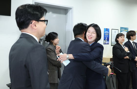 포옹하는 배현진·김종혁