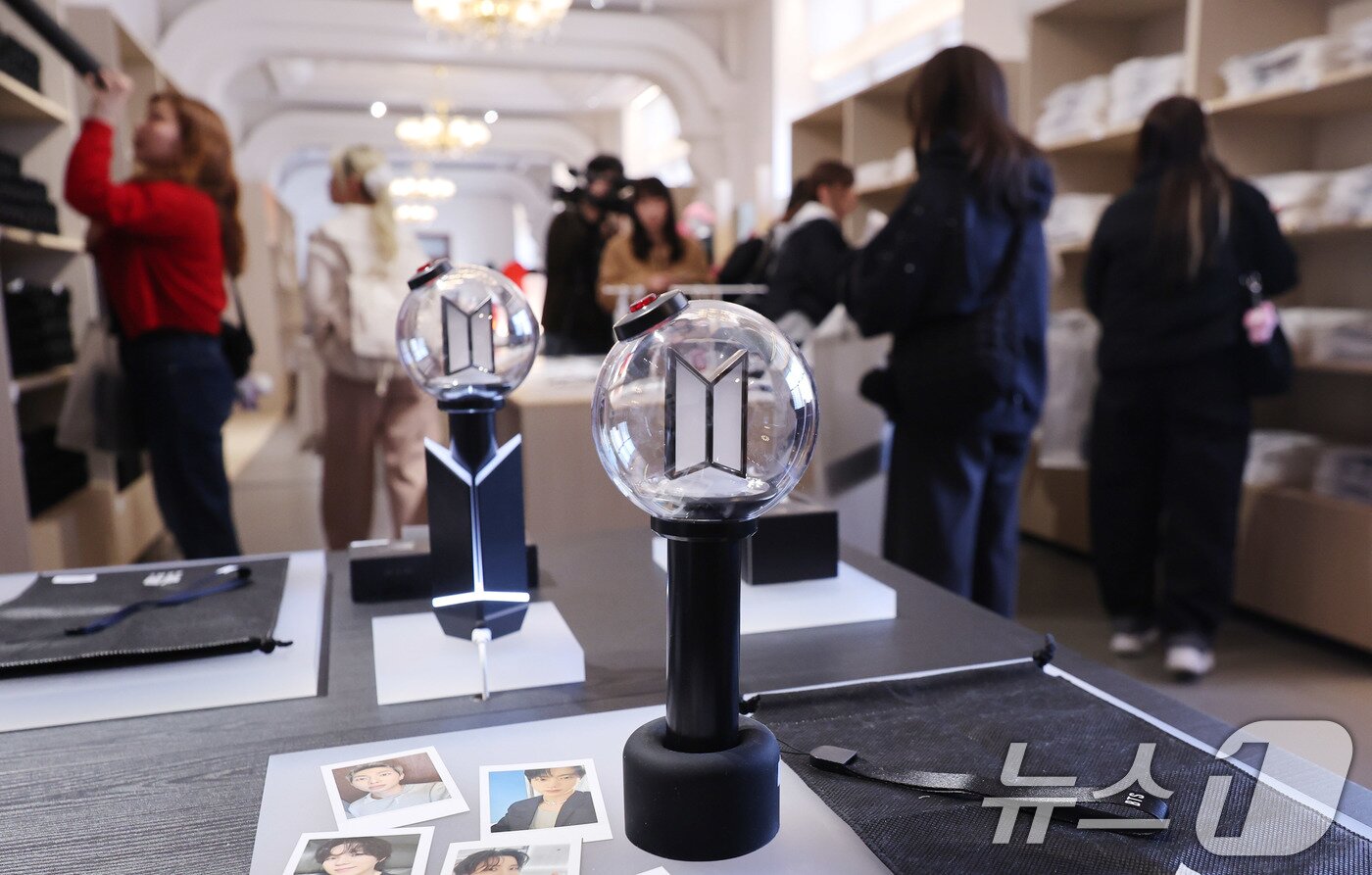 본문 이미지 - 20일 서울 중구 신세계백화점 본점 헤리티지 뮤지엄에 마련된 ‘BTS POP-UP : ARIRANG’에 아미밤 4세대가 진열돼 있다.  2026.3.20 ⓒ 뉴스1 박지혜 기자
