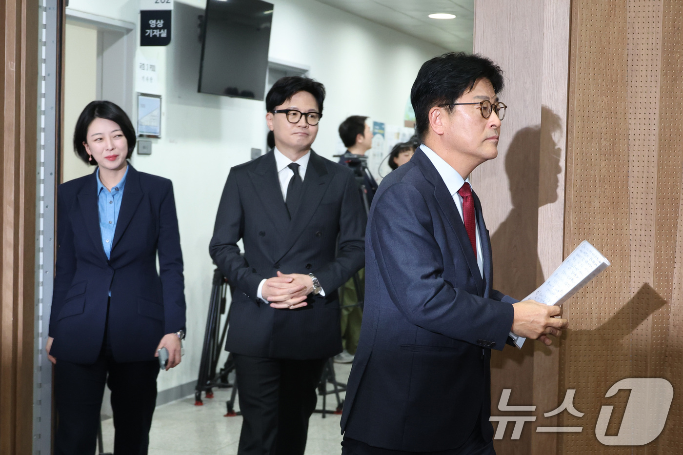 (서울=뉴스1) 신웅수 기자 = 한동훈 전 국민의힘 대표와 배현진 의원, 김종혁 전 최고위원이 20일 서울 여의도 국회 소통관에서 김 전 최고위원 가처분 승소 관련 기자회견에 참석 …