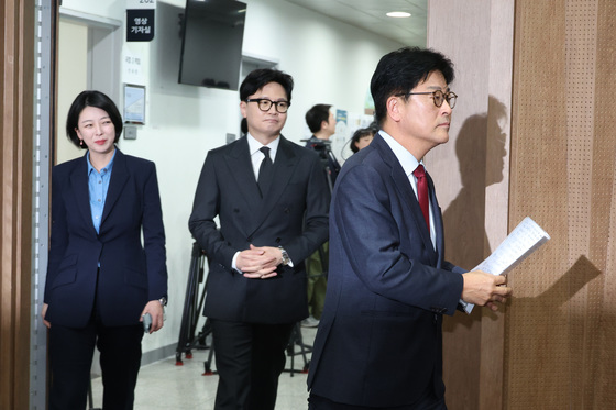 '징계 효력정지' 김종혁 "장동혁 응분 책임 져라"…한동훈·배현진 동행