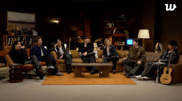 완전체 BTS "컴백 위해 10㎏ 뺐다…다큐에선 통통한 모습"
