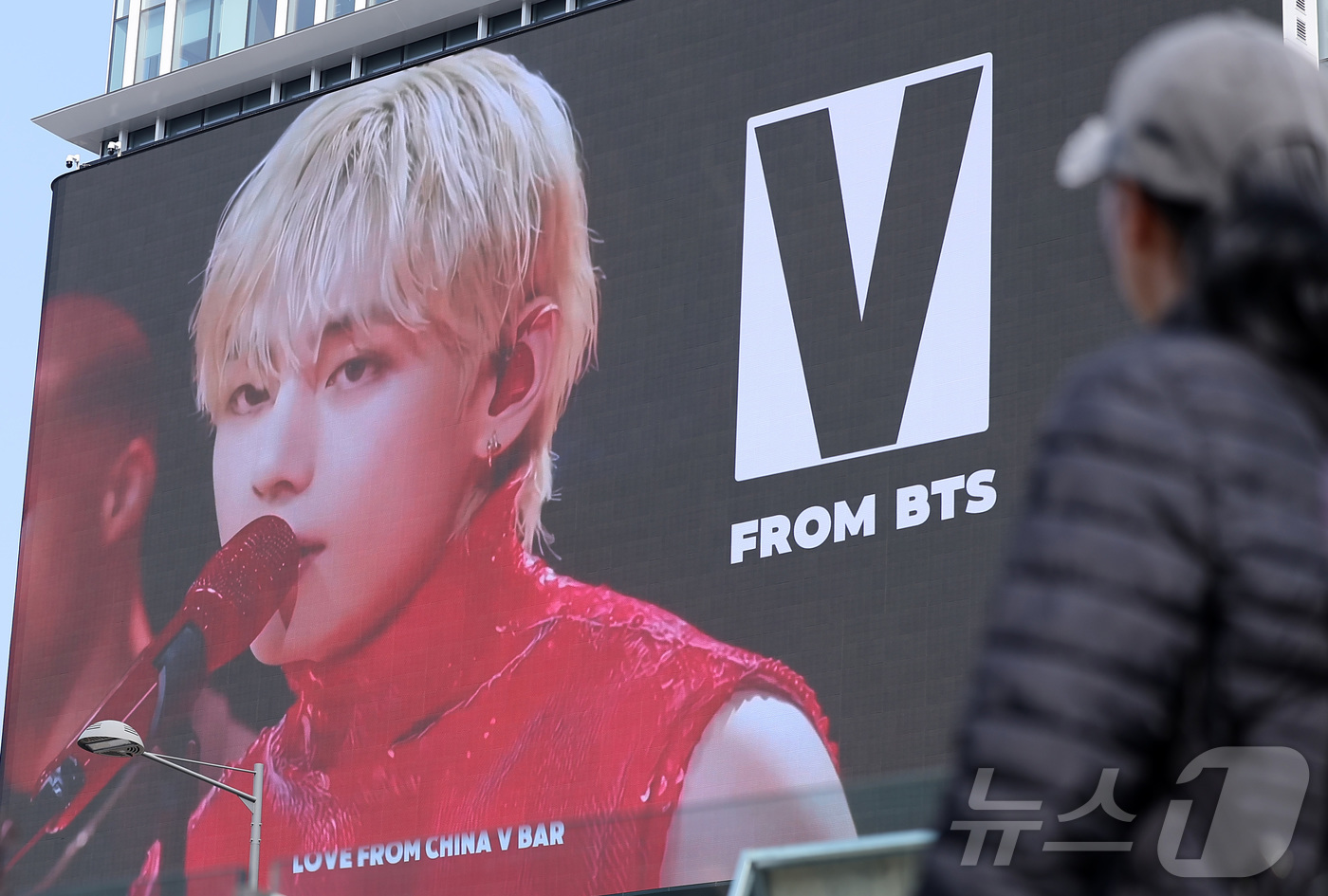 (서울=뉴스1) 김성진 기자 = 방탄소년단(BTS) 완전체 컴백 공연을 하루 앞둔 20일 서울 광화문광장 인근 빌딩 전광판에 컴백 공연을 알리는 광고가 표출되고 있다.  2026. …