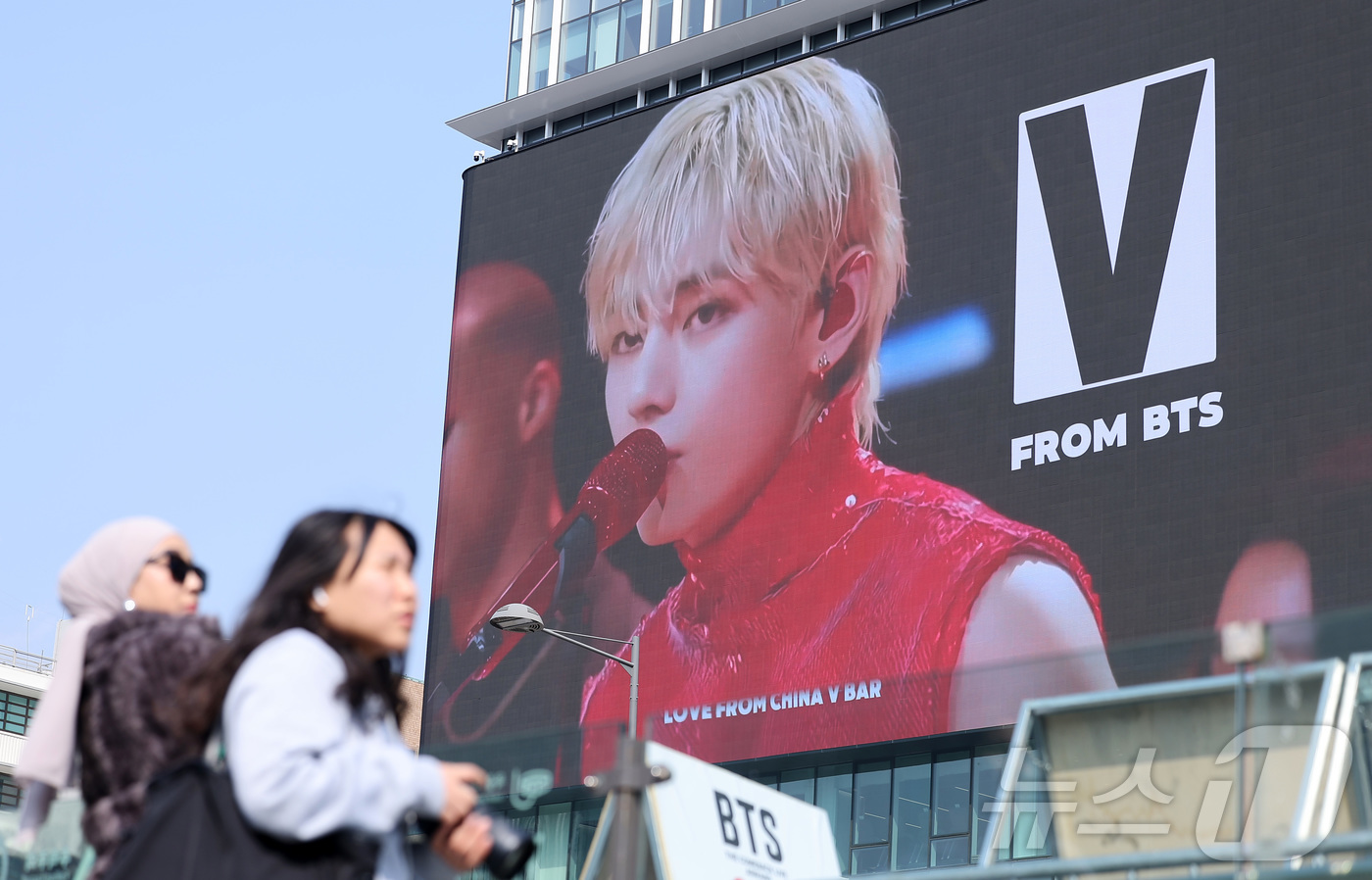 (서울=뉴스1) 김성진 기자 = 방탄소년단(BTS) 완전체 컴백 공연을 하루 앞둔 20일 서울 광화문광장 인근 빌딩 전광판에 컴백 공연을 알리는 광고가 표출되고 있다.  2026. …