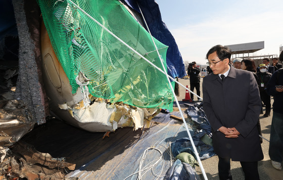 "국가는 어디 있었나"…무안공항 찾은 靑수석에 유가족 항의