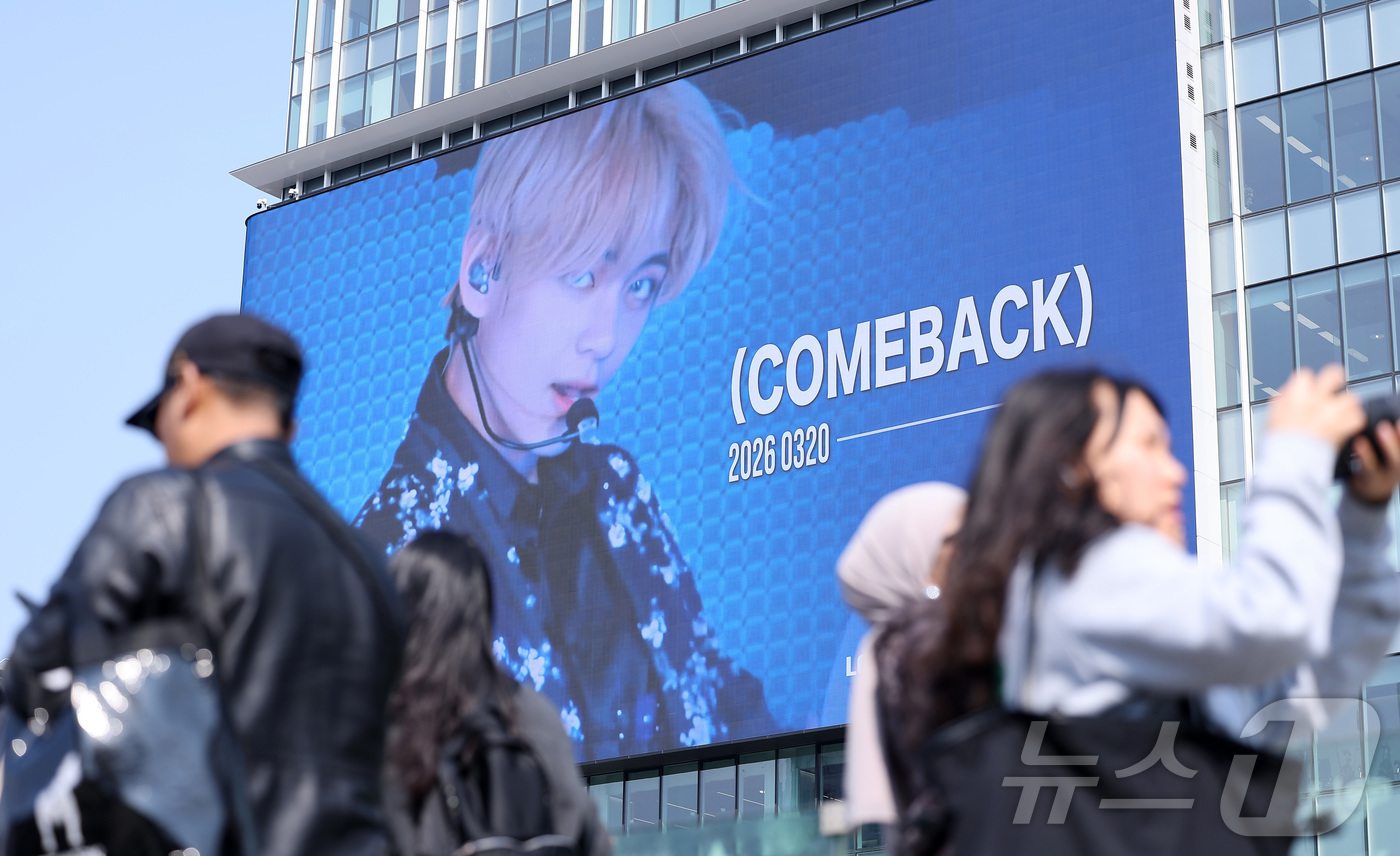 (서울=뉴스1) 김성진 기자 = 방탄소년단(BTS) 완전체 컴백 공연을 하루 앞둔 20일 서울 광화문광장 인근 빌딩 전광판에 컴백 공연을 알리는 광고가 표출되고 있다.  2026. …
