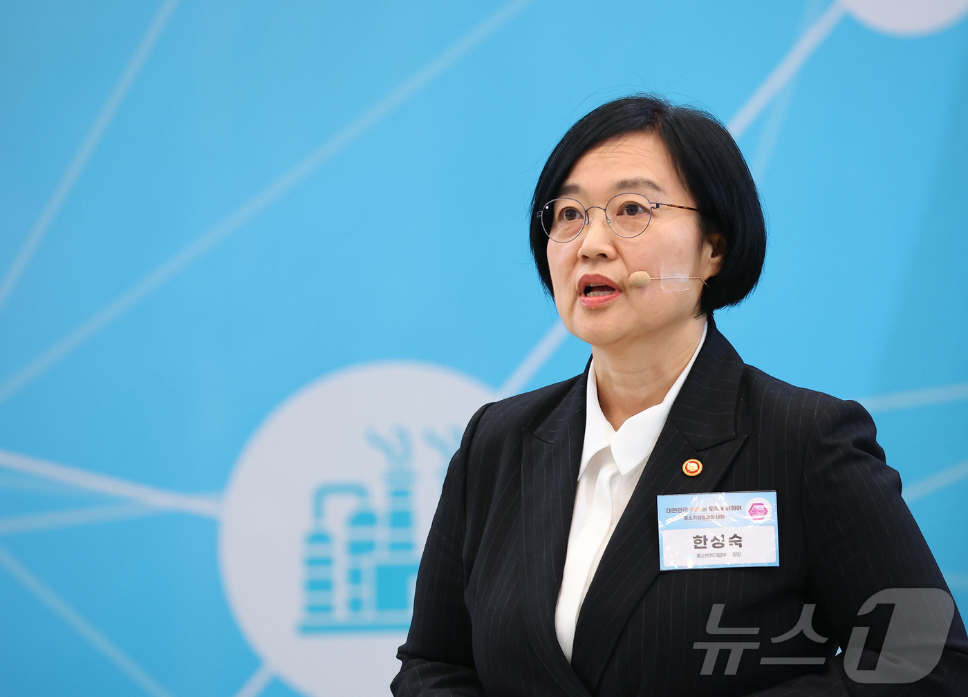 (서울=뉴스1) 허경 기자 = 한성숙 중소벤처기업부 장관이 20일 청와대에서 열린 중소기업인과의 대화에서 '혁신 중소기업이 만드는 강한 대한민국'을 주제로 발표하고 있다. 2026 …