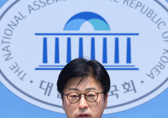 가처분 승소 기자회견하는 김종혁