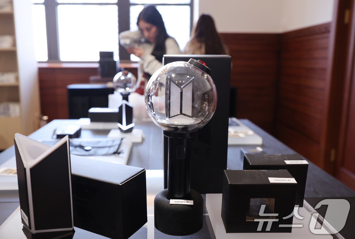 (서울=뉴스1) 박지혜 기자 = 20일 서울 중구 신세계백화점 본점 헤리티지 뮤지엄에 마련된 ‘BTS POP-UP : ARIRANG’에 아미밤 4세대가 진열돼 있다.신세계백화점은 …