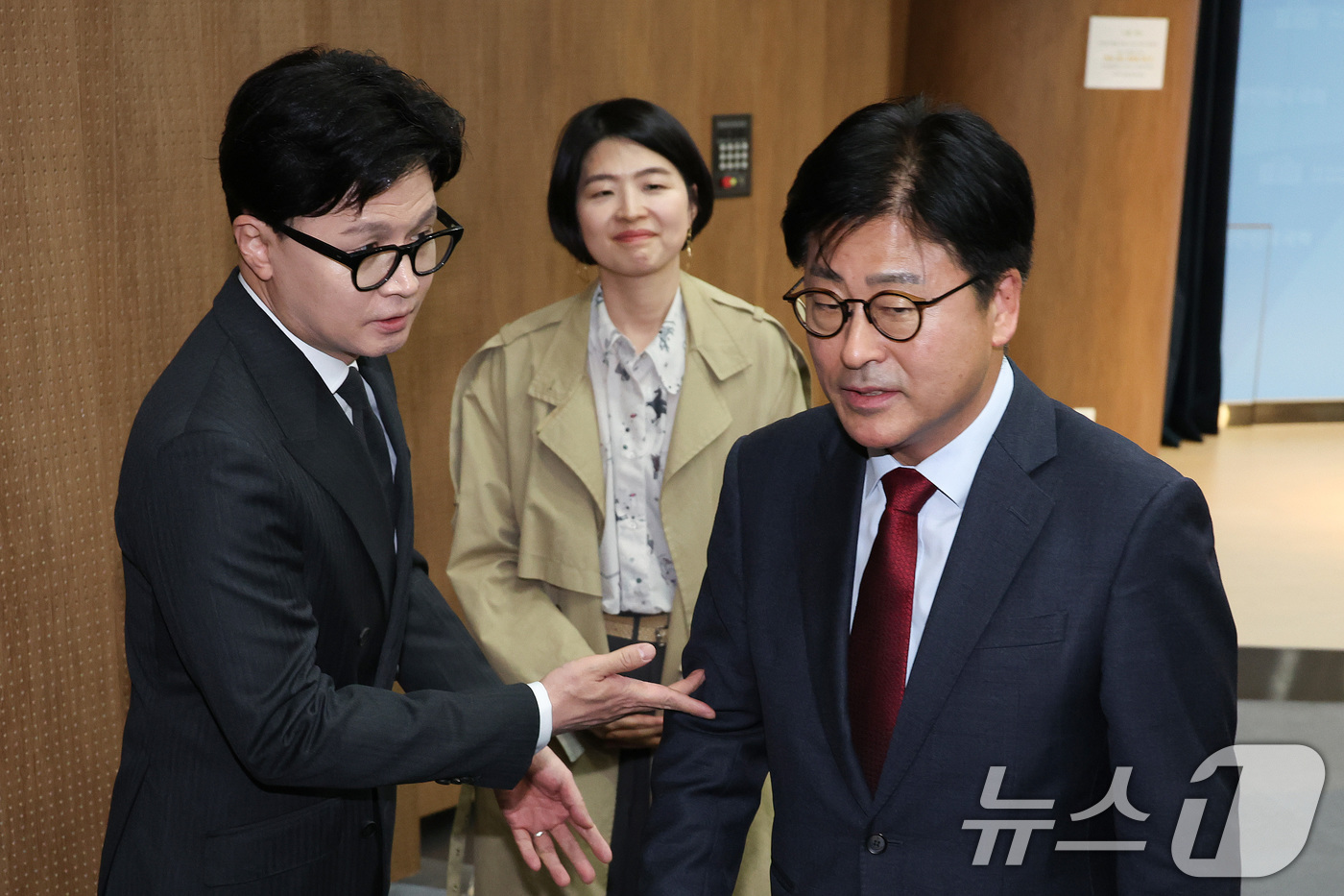 (서울=뉴스1) 신웅수 기자 = 한동훈 전 국민의힘 대표가 20일 서울 여의도 국회 소통관에서 열린 김종혁 전 최고위원의 가처분 승소 관련 기자회견에서 김 전 최고위원과 대화하고 …