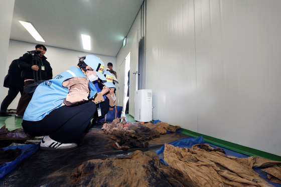 '12·29 여객기 참사' 유해 재수색 14일 재개…둔덕 인근 집중 수색