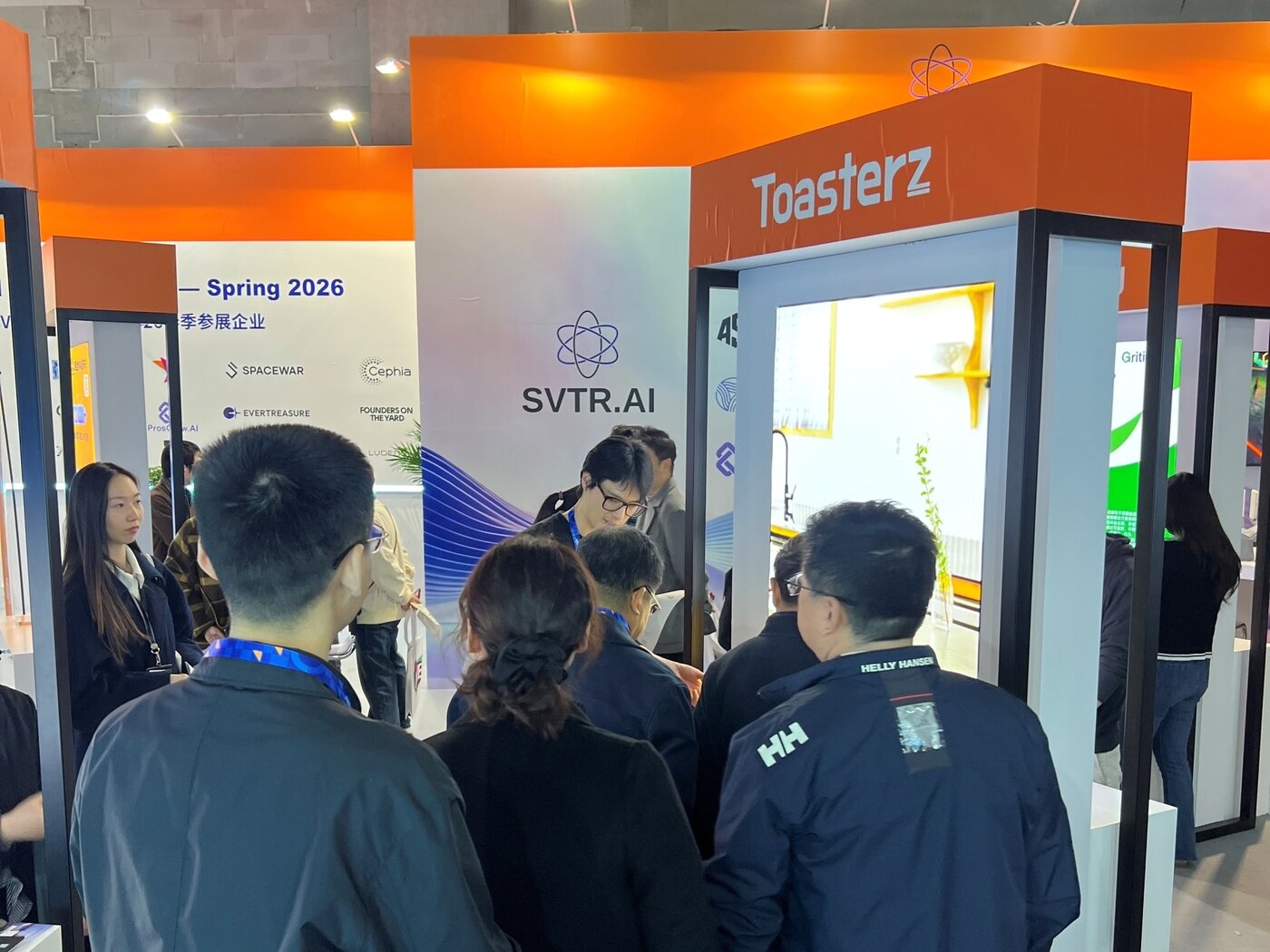 본문 이미지 - 토스터즈(Toasterz Inc.) 담당자가 AWE 2026 부스에서 제품을 설명하고 있다.(벤처기업협회 제공)