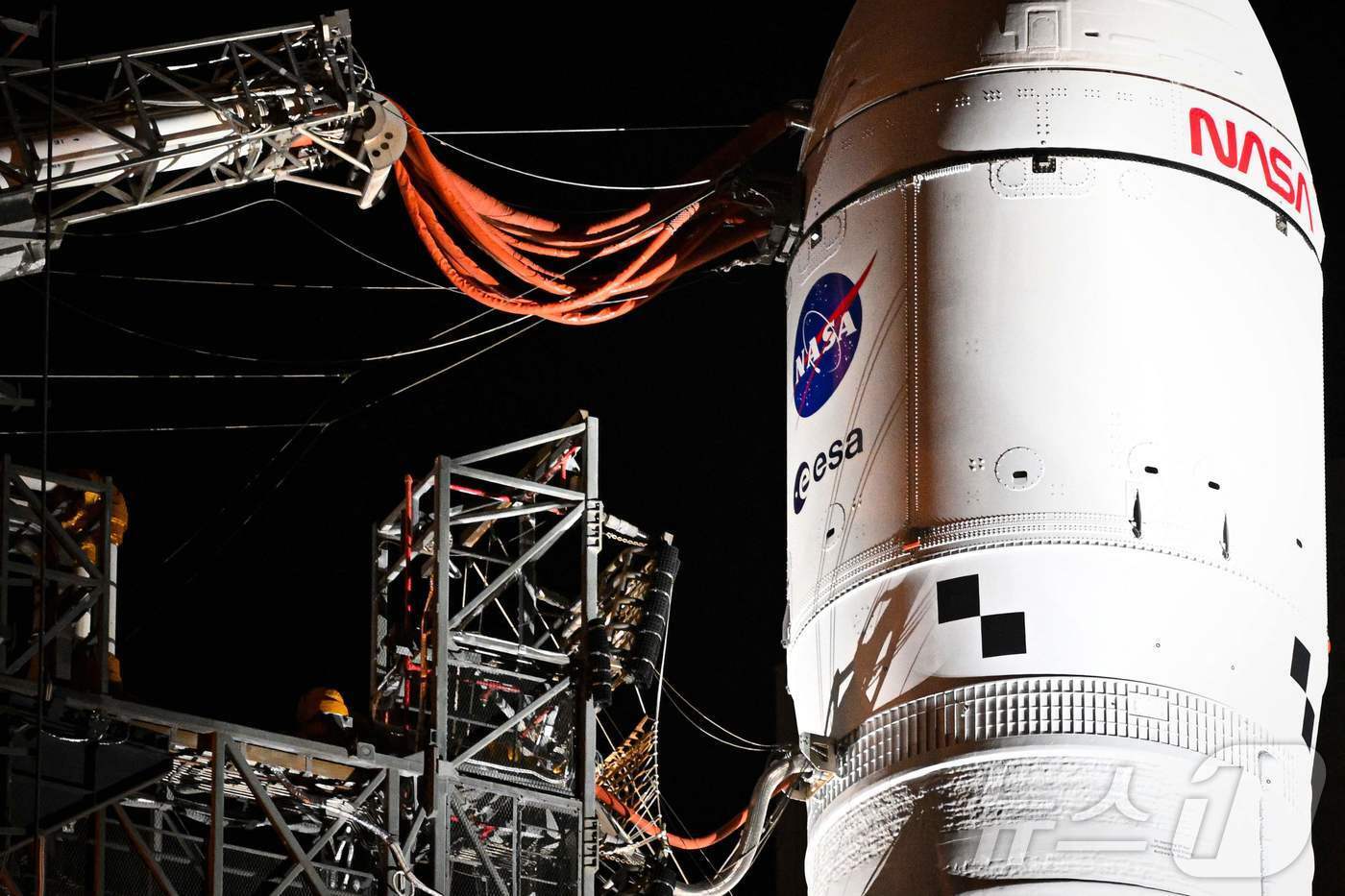 본문 이미지 - 미국 케네디 스페이스 센터 발사대에 도착한 아르테미스 2호. ⓒ AFP=뉴스1
