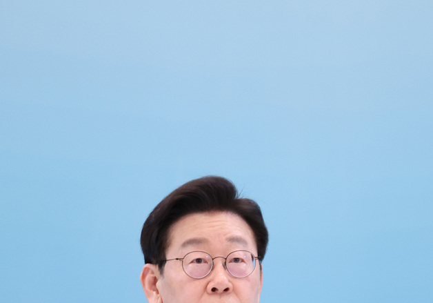 참석자 발언 경청하는 이재명 대통령