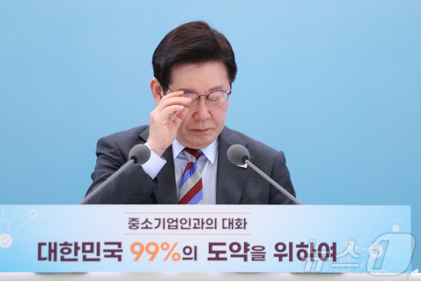 (서울=뉴스1) 허경 기자 = 이재명 대통령이 20일 청와대에서 열린 중소기업인과의 대화에서 안경을 고쳐쓰고 있다.  2026.3.20/뉴스1