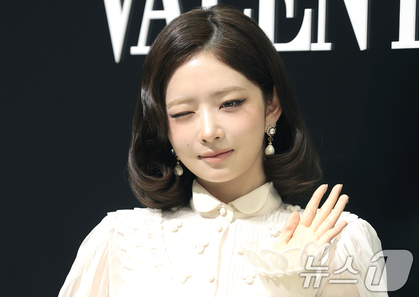 (서울=뉴스1) 권현진 기자 = 아이브(IVE) 레이가 20일 서울 광진구 레이어스튜디오에서 열린 패션 브랜드 메종 발렌티노(VALENTINO) 2026 봄/여름 ‘파이어플라이즈( …