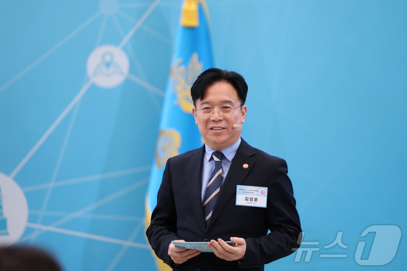 (서울=뉴스1) 허경 기자 = 김영훈 고용노동부 장관이 20일 청와대에서 열린 중소기업인과의 대화에서 '지역인재 육성을 통한 지역 균형성장'을 주제로 발표하고 있다. 2026.3. …