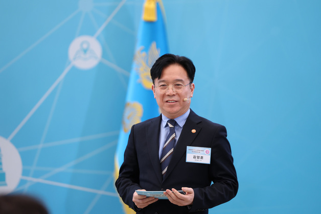 중소기업인과의 대화서 발표하는 김영훈 장관