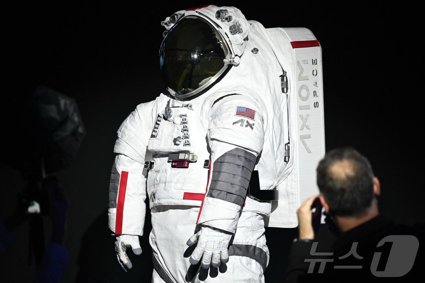 본문 이미지 - 새로 개발죽인 우주복 'AxEMU'. ⓒ AFP=뉴스1