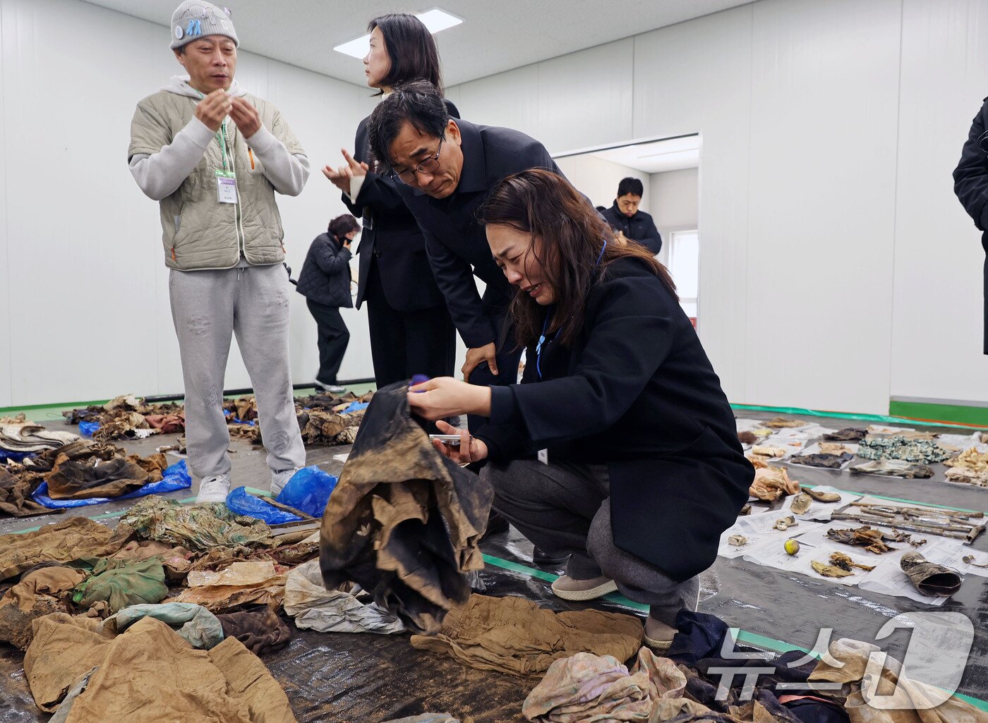 본문 이미지 - 20일 오후 전남 무안군 무안국제공항에서 김유진 유가협 대표가 179명의 희생자들의 유류품이 보관된 장소에서 주저 앉아 눈물 흘리고 있다. 2026.3.20 ⓒ 뉴스1 박지현 기자